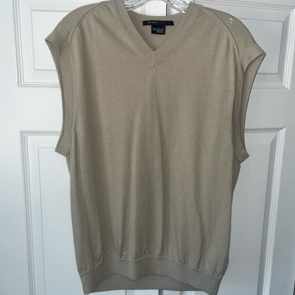 Tiger Woods Collection Tan V-Neck Sweater with Relaxed Fit - Picture 1 of 7